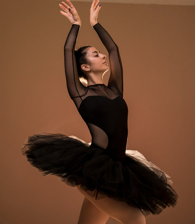 Ballerina elegante con maillot y tutu negros.