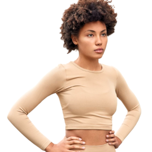 Mujer con camiseta de pilates beige de pie. Fondo blanco.